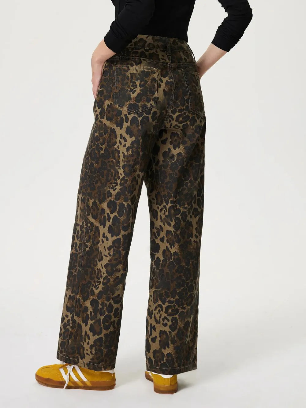Jeans Rectos con Estampado de Leopardo – Estilo Retro
