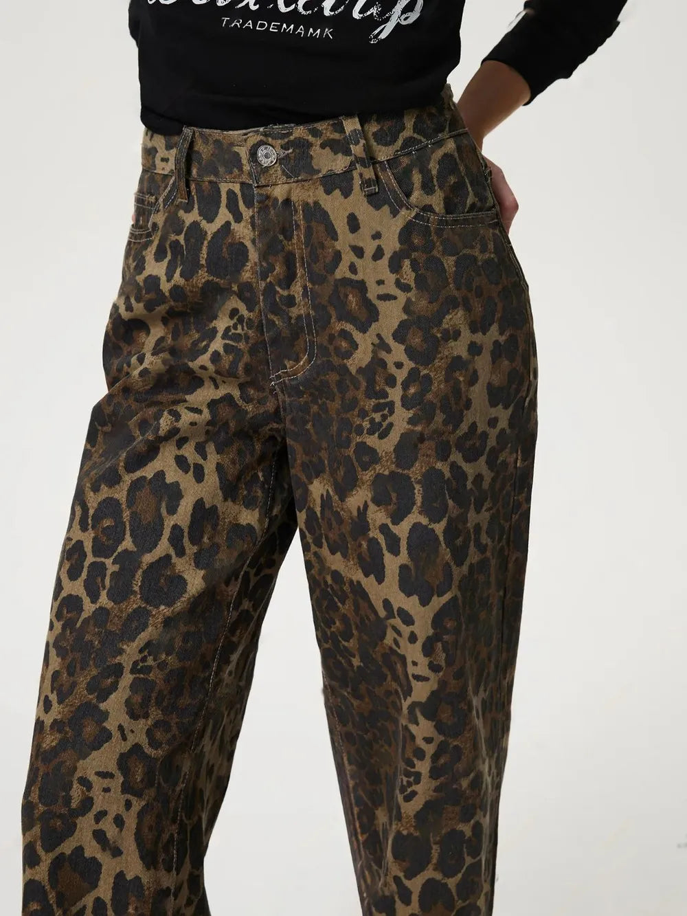 Jeans Rectos con Estampado de Leopardo – Estilo Retro