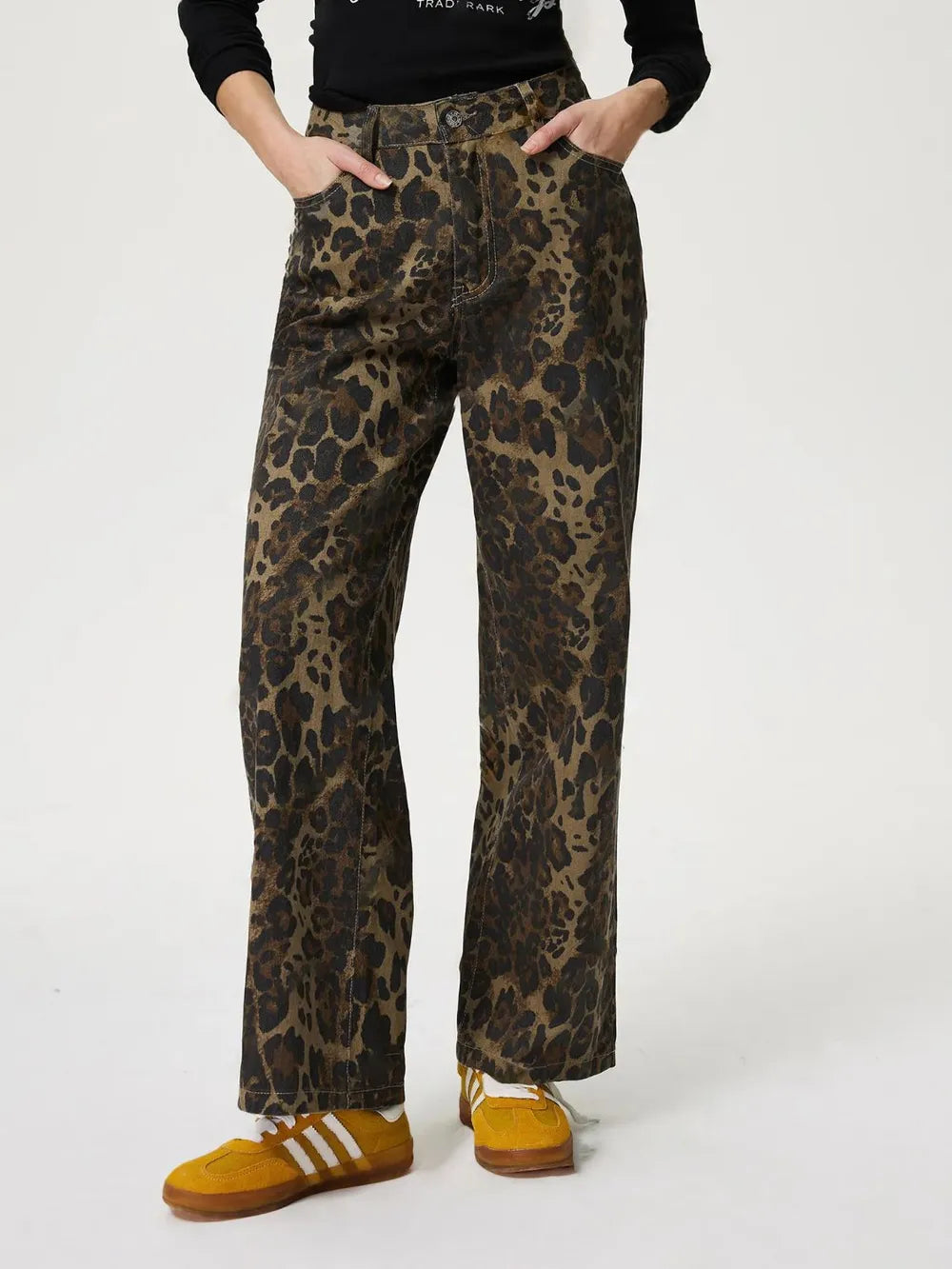 Jeans Rectos con Estampado de Leopardo – Estilo Retro