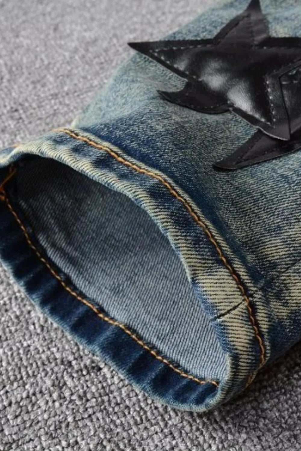 Pantalón Denim Slim Hombre – Lavado con Detalle de Estrellas